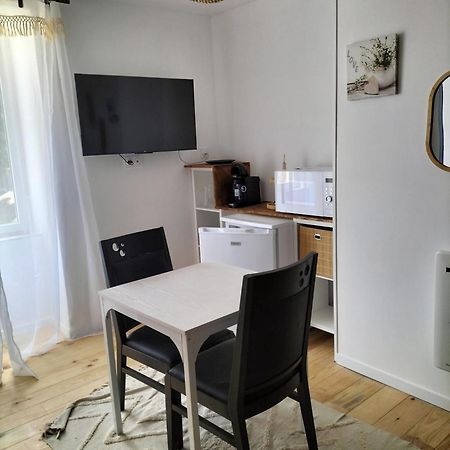 Les 2 Tours Hotel Chenay  Buitenkant foto