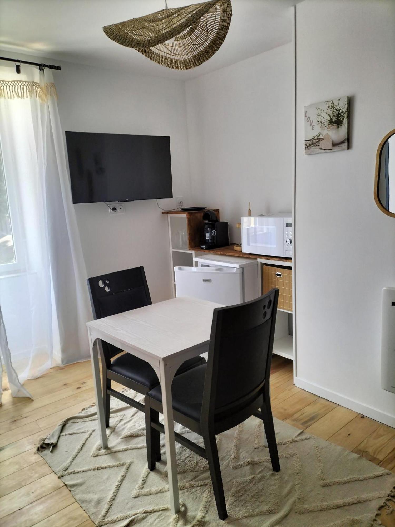 Les 2 Tours Hotel Chenay  Buitenkant foto