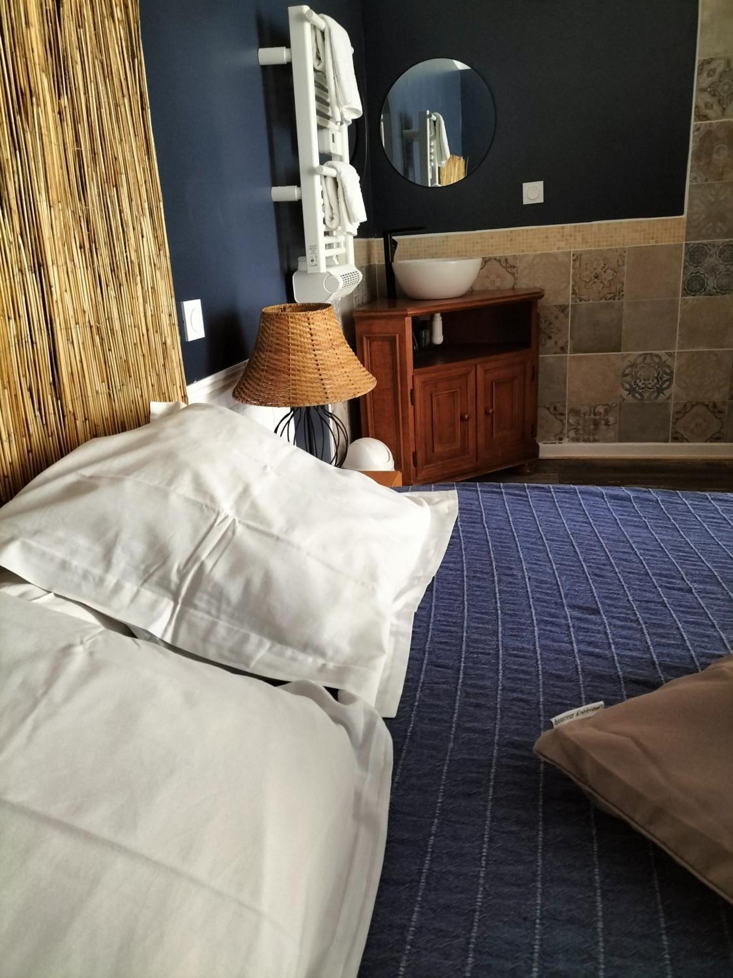 Les 2 Tours Hotel Chenay  Buitenkant foto