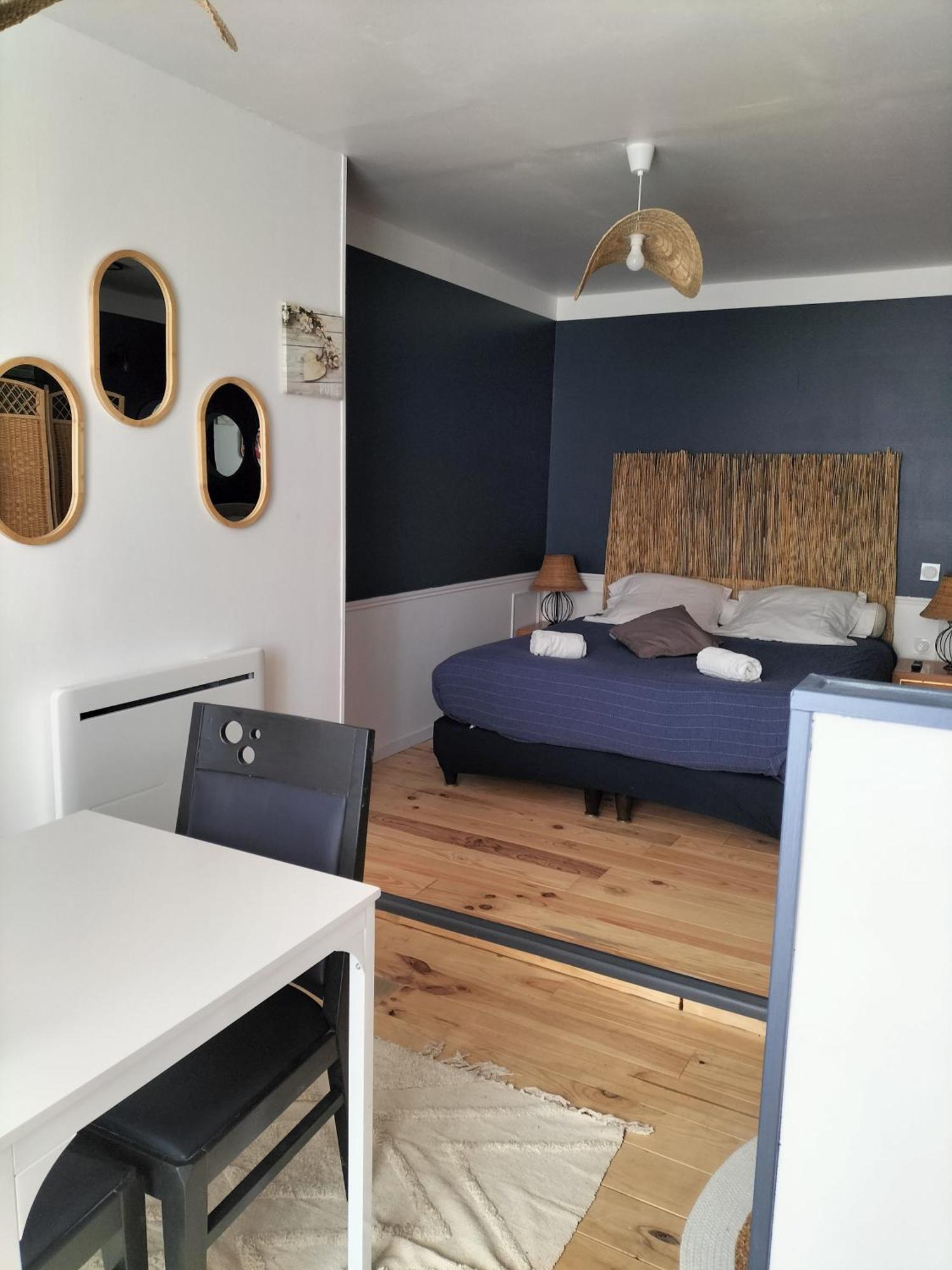 Les 2 Tours Hotel Chenay  Buitenkant foto