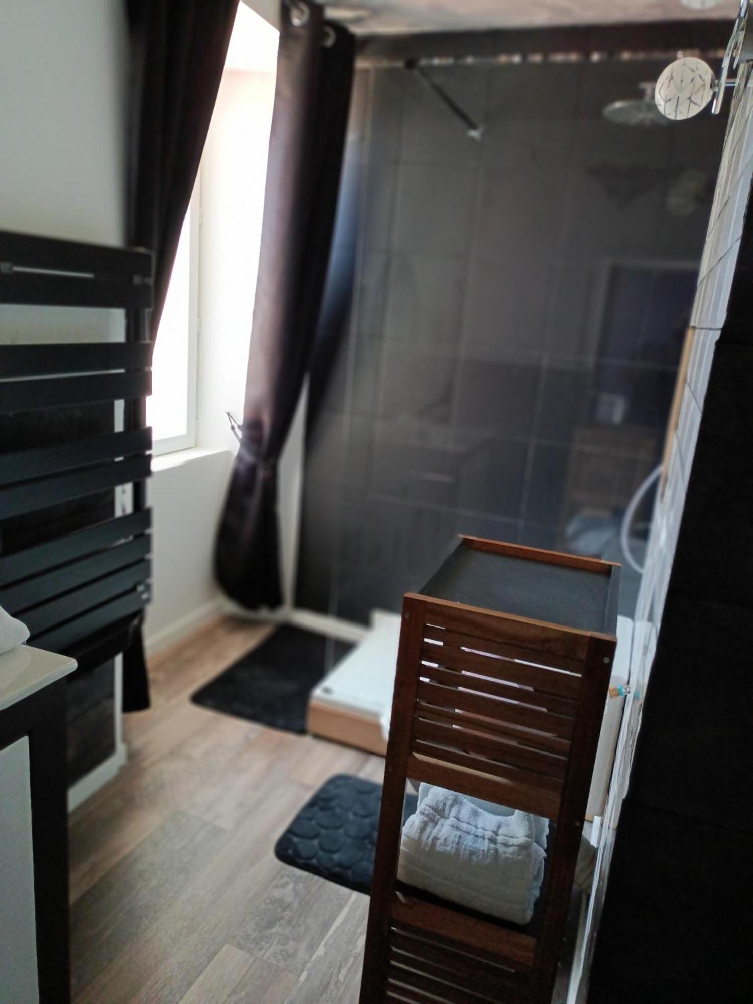 Les 2 Tours Hotel Chenay  Buitenkant foto