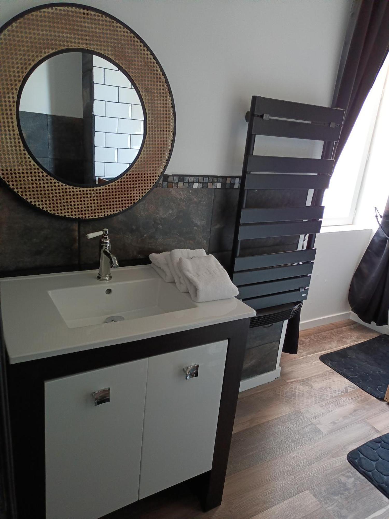 Les 2 Tours Hotel Chenay  Buitenkant foto
